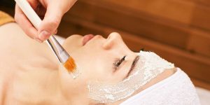Explora visualmente los efectos de los peelings químicos en el rejuvenecimiento de la piel en imágenes. Descubre cómo estas técnicas pueden revitalizar tu cutis en esta guía especializada